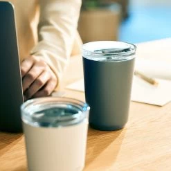 Kinto To-Go Tumbler 360 Ml Mit Stöpsel Khaki 7 Kinto To-Go Tumbler 360 Ml Mit Stöpsel Khaki -Kaffee Verkäufe 105563 105563 kinto togotumbler 360ml with plug khaki 3